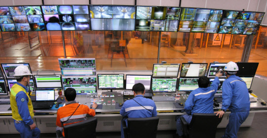 포스코 제철소의 스마트팩토리 운영 현장. 포스코 제공